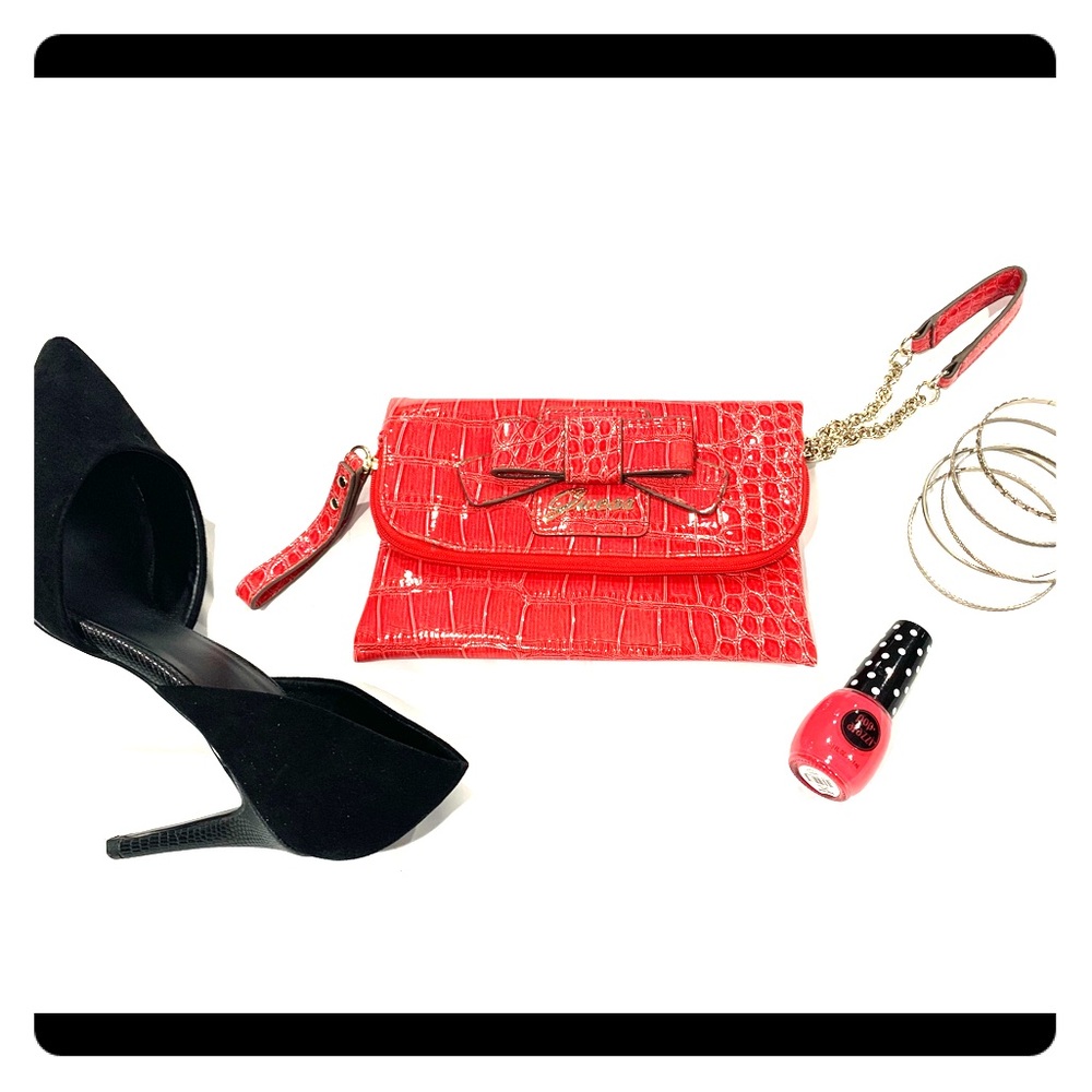 ☀️ CLEARANCE: Guess Lulin wristlet